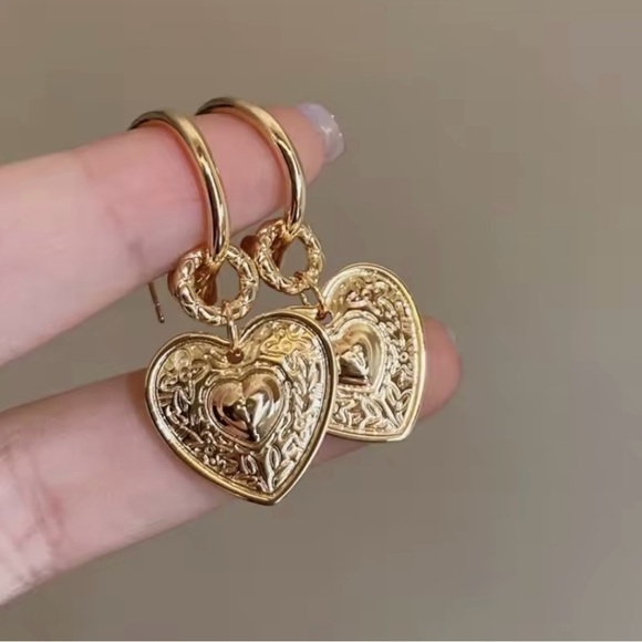 Retro Heart Shape Earrings Hoop - Picture 4 of 4